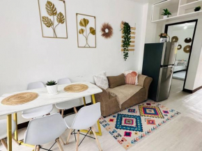 Cozy Minimalist w/ Balcony & Parking Near Burnham (2ndfloor)